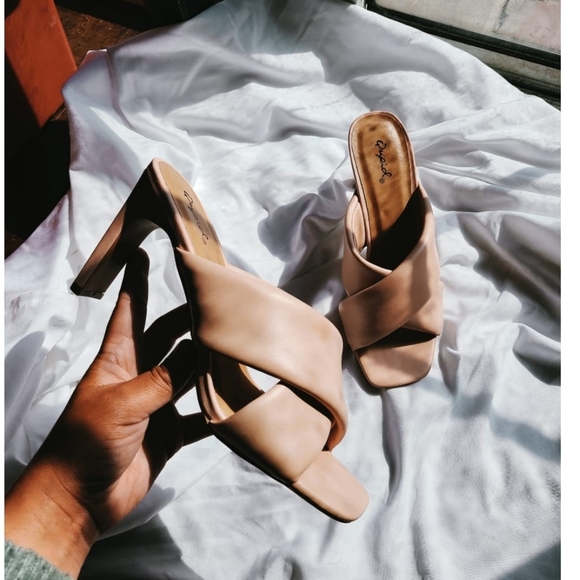 🚨LAST PAIR// Nude vegan leather Sandal - Picture 5 of 5